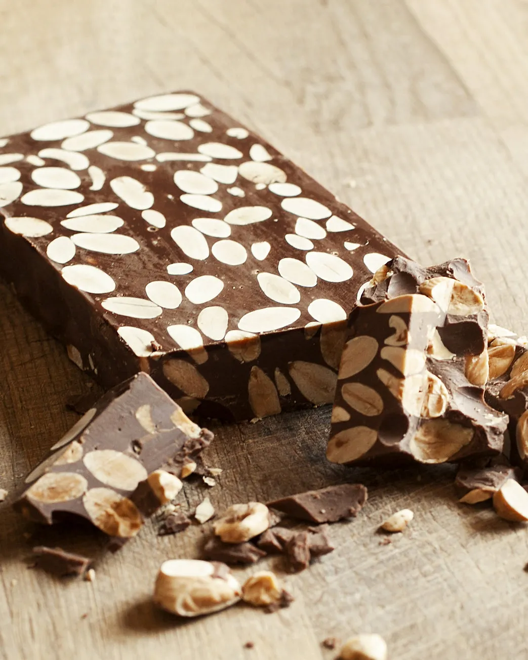 Turrón de chocolate con leche y almendras 200 g
