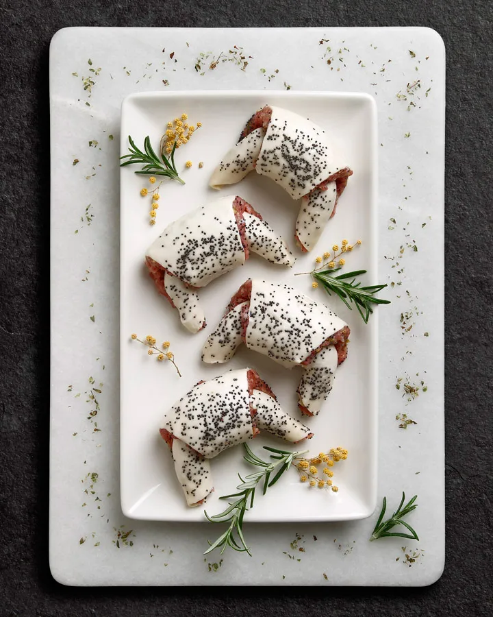 Croissant de carne picada con cebolla pochada, trufa y pistacho