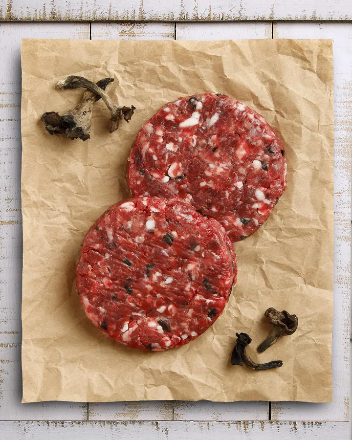 Hamburguesa de buey rellena de setas «trompetas de la muerte»