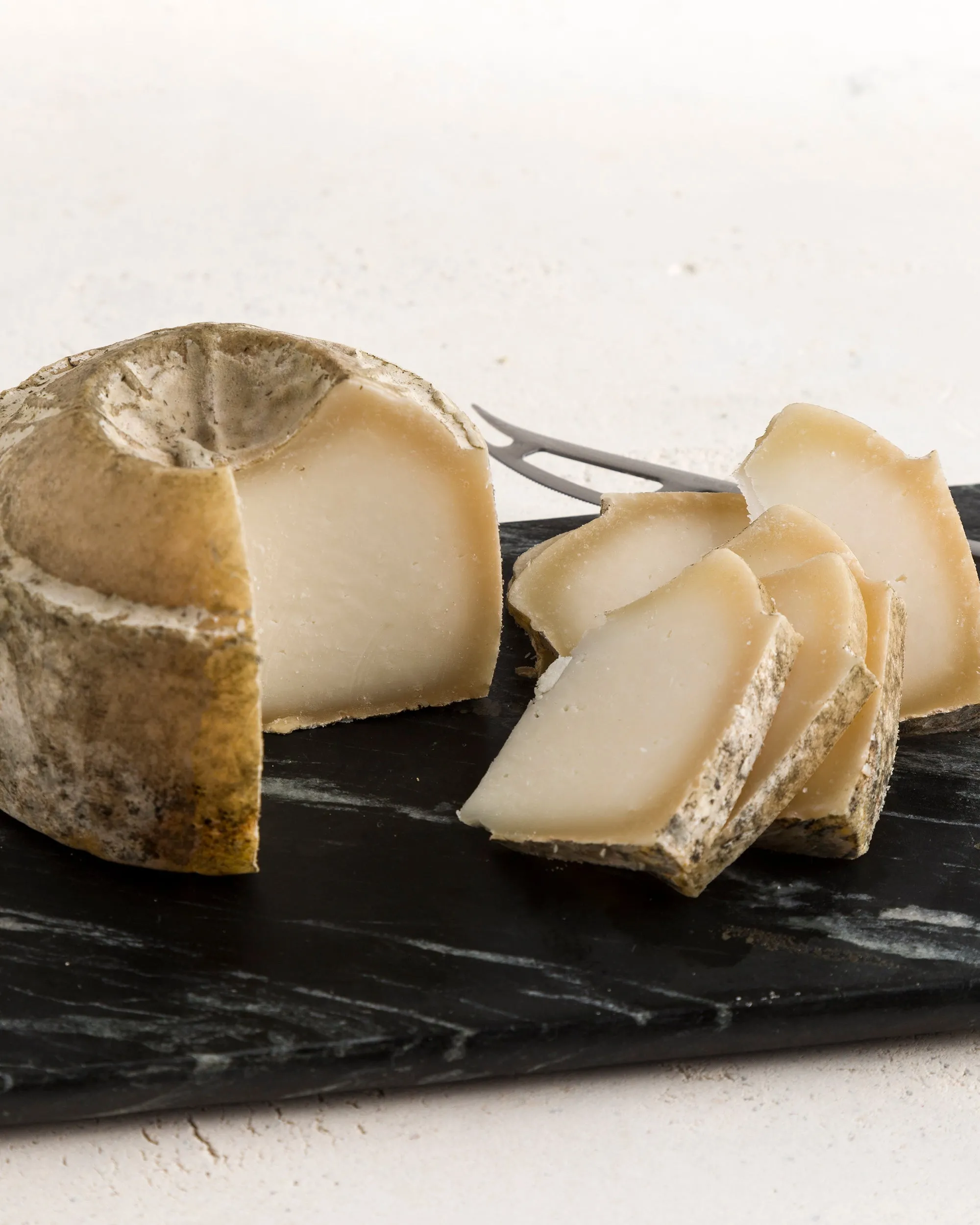 Abrigo de cabra curado entero