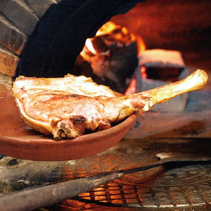 LECHAZO ASADO en Horno de Leña