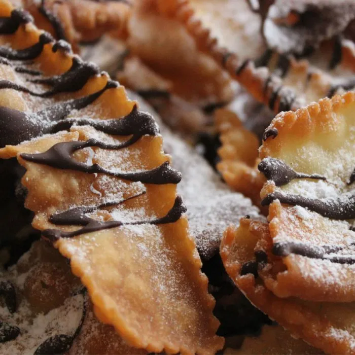 Chiacchiere di carnevale al cioccolato
