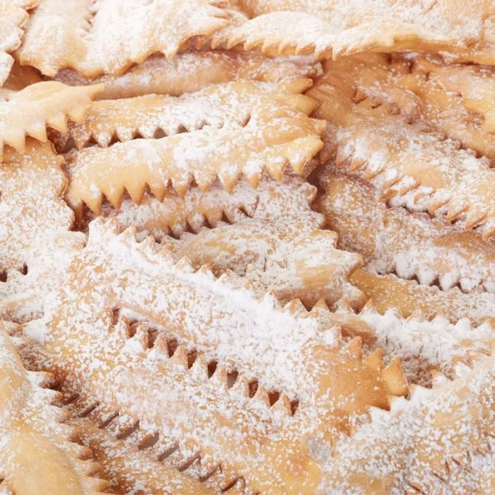 Chiacchiere di carnevale al cioccolato bianco