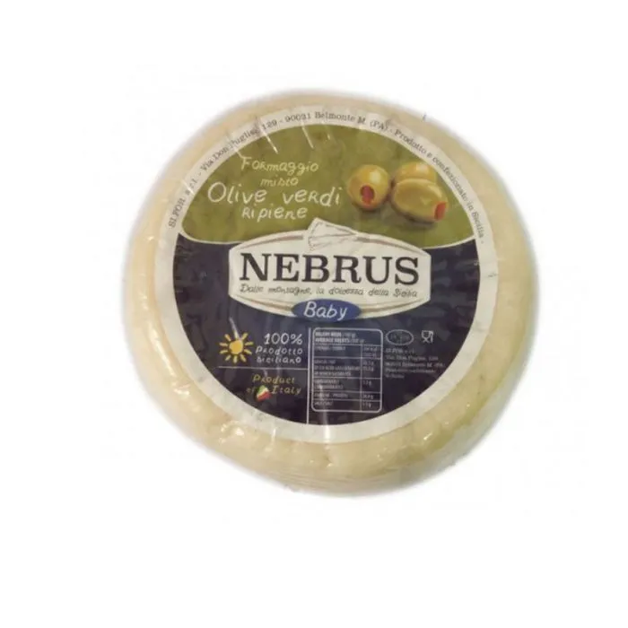 Mezcla de quesos frescos sicilianos con aceitunas verdes rellenas